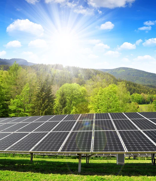 Sonnenkollektoren in der Frühlingslandschaft. — Stockfoto