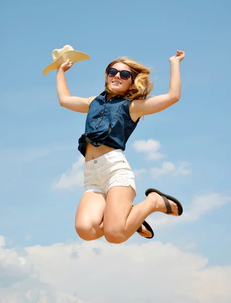 높이 점프 하는 여자 — 스톡 사진