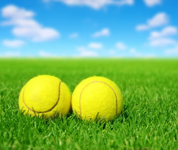 Tennisbälle im Gras — Stockfoto