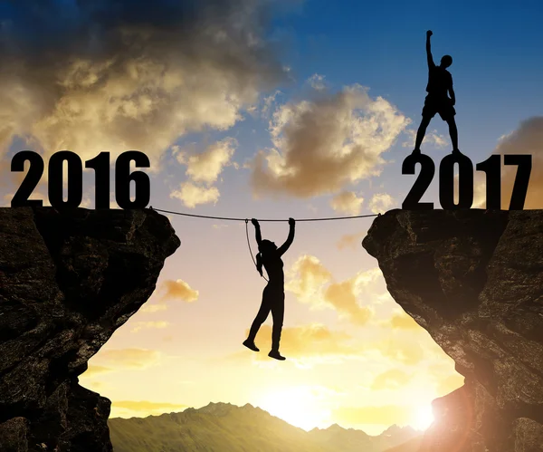 Hiker climbs into the New Year 2017 — Stock Photo, Image