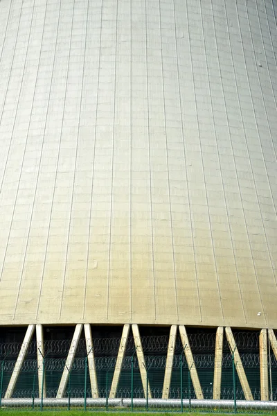 冷却塔的核能发电厂的特写 — 图库照片
