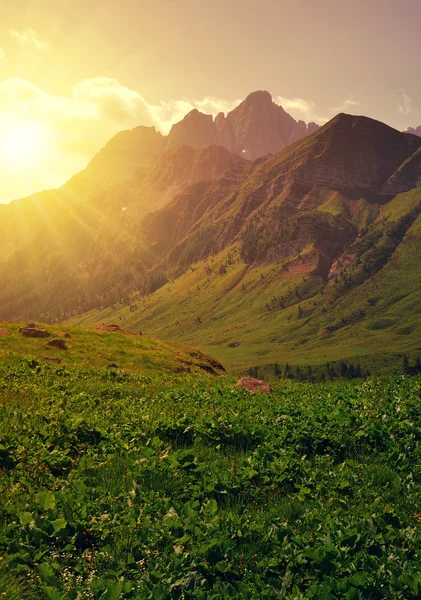 Krásná horská krajina při západu slunce, — Stock fotografie
