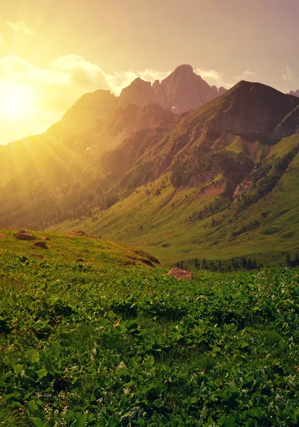 Bela paisagem montanhosa ao pôr do sol, — Fotografia de Stock