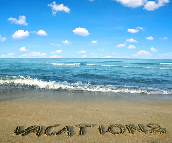 Blauwe zee en hemel in de voorgrond zandstrand strand. — Stockfoto