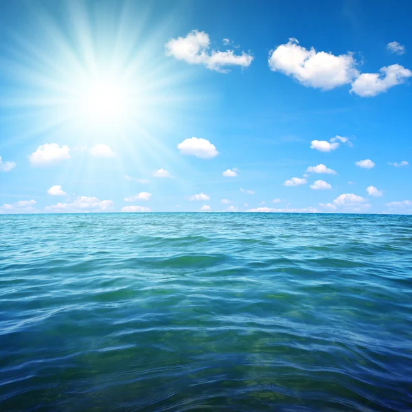 ทะเลสีฟ้าและท้องฟ้า . — ภาพถ่ายสต็อก