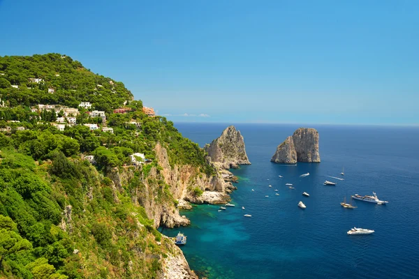 Piedras de Faraglioni en Capri, Campania, Italia . — Foto de Stock