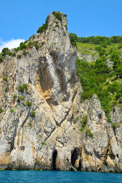 Rocas costeras de la isla de Capri . — Foto de Stock