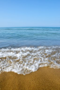 mavi deniz kumlu plajı ile 