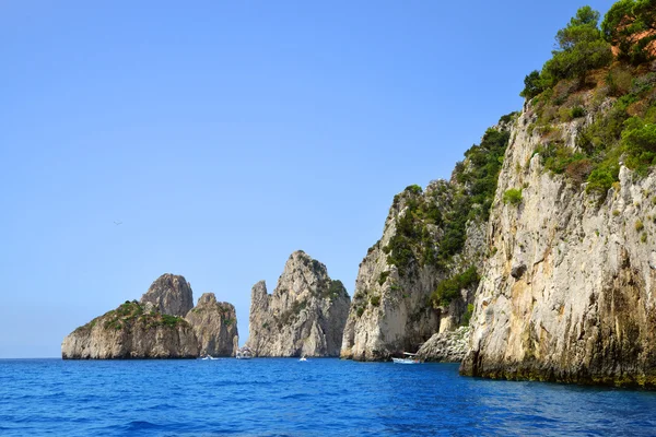 Rocas costeras de la isla de Capri — Foto de Stock