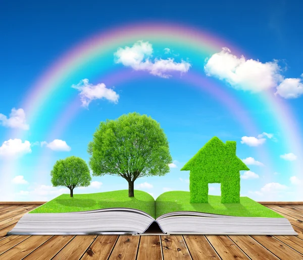 Libro ecológico con árboles y casa sobre mesa — Foto de Stock