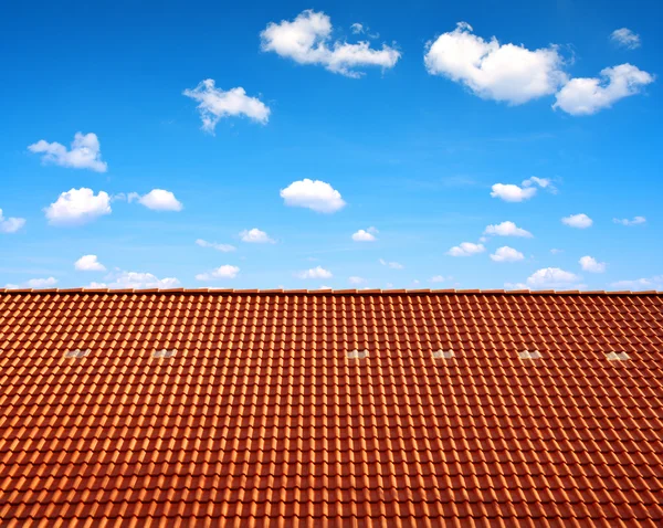 Dach dom z czerwonymi dachówkami — Zdjęcie stockowe