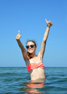 Beyaz kız suda ayakta. 