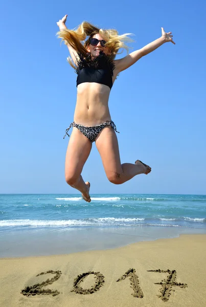 Jovem mulher felicidade pulando alto pelo mar . — Fotografia de Stock