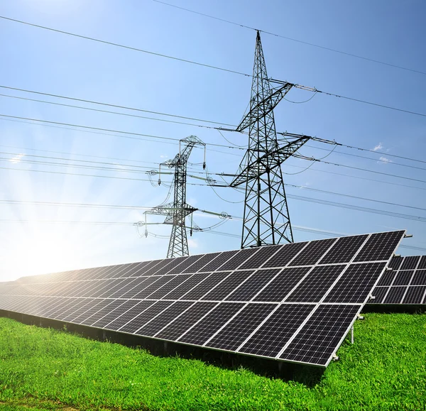 Painéis solares com postes de eletricidade . — Fotografia de Stock