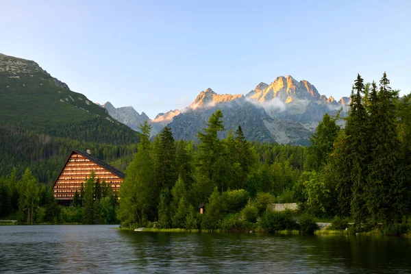 Lago de montaña Strbske pleso en Parque Nacional High Tatras al atardecer — Foto de Stock