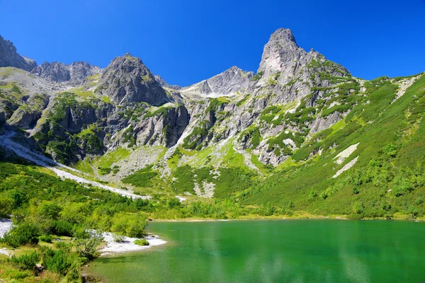 Montanha lago Zelene pleso no Parque Nacional High Tatra. Eslováquia, Europa . — Fotografia de Stock