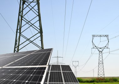güneş panelleri ile elektrik direkleri. 