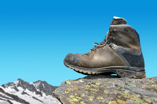 Hiking shoe on the rock — Stock Photo, Image