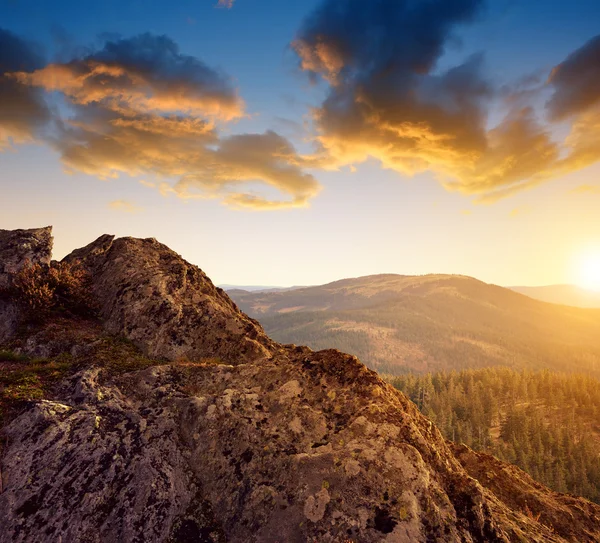 Bela paisagem montanhosa no parque nacional Sumava ao pôr do sol — Fotografia de Stock