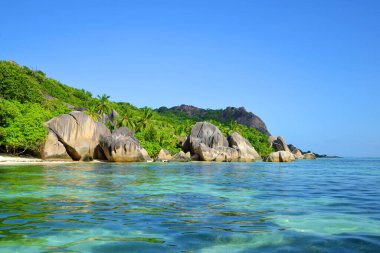 Güzel sahil Anse Source d 'Argent. La Digue Adası, Hint Okyanusu, Seyşeller' de granit taşlar var. Lüks seyahat hedefi.