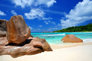 Hint Okyanusu, Seyşeller 'de La Digue Adası' nda büyük granit taşlı Anse Cocos plajı.