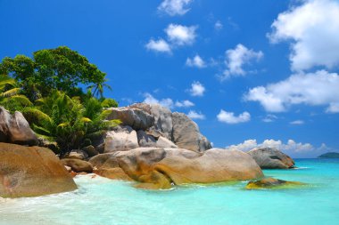 Tropikal sahilde büyük granit taşlar, Coco Adası, Hint Okyanusu, Seyşeller. Egzotik yerler.