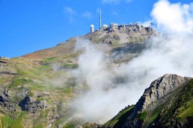 Pic du midi de Bigorre, Pyrenees, Fransa - 19 Ağustos 2018: Pic du Midi de Bigorre zirvesinde gözlemevi, Fransa.