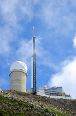 Pic du midi de Bigorre, Pyrenees, Fransa - 19 Ağustos 2018: Pic du Midi de Bigorre zirvesinde gözlemevi, Fransa.