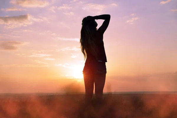 Silhouette Young Woman Meadow Sunset — Stock Photo, Image