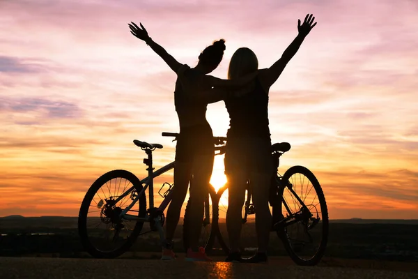Dos Ciclistas Con Bicicleta Atardecer Concepto Estilo Vida Saludable — Foto de Stock