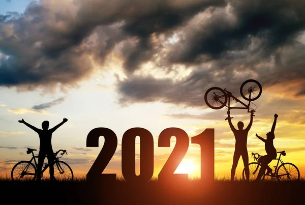 Силуэт Велосипедистов Велосипедами Закате Вперед Новому 2021 Году Концепция Праздника — стоковое фото