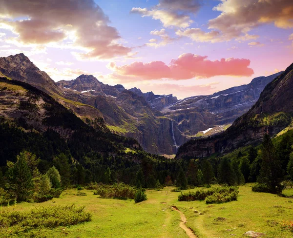 Zomer Berglandschap Bij Zonsondergang Cirque Gavarnie Het Nationaal Park Van — Stockfoto