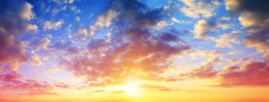 Gün batımında bulutlu çarpıcı renkli gökyüzü. Doğa geçmişi. Panoramik doğa arkaplanı.