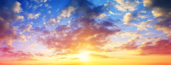 Dramatische Kleurrijke Lucht Met Wolken Bij Zonsondergang Natuur Achtergrond Panoramische — Stockfoto