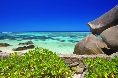 Anse Source d 'Argent plajı. La Digue Adası, Hint Okyanusu, Seyşeller' de granit taşlar var. Tropikal seyahat hedefi.