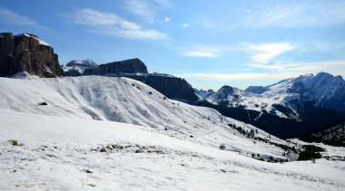 Dolomites Alpleri 'nde kış manzarası. Sella tepesine ve Marmolada dağına bakın. Güney Tyrol, İtalya.