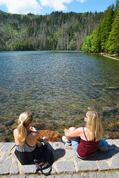 Duas Mulheres Sentadas Junto Lago Negro Cerne Jezero Parque Nacional — Fotografia de Stock