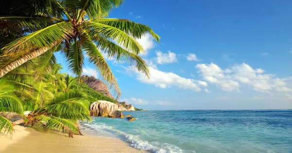 Hermosa Playa Anse Source Argent Con Grandes Rocas Granito Día — Foto de Stock