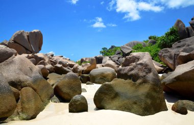 Seyşeller 'deki La Digue Adası' nda büyük granit kayaları olan Anse Marron plajı. Güneşli gökyüzü olan tropik bir yer. Egzotik seyahat hedefi.