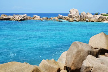 La Digue Adası, Hint Okyanusu, Seyşeller 'de büyük granit taşlı Anse Marron plajı.