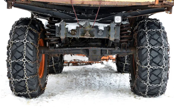 Autoräder Mit Schneeketten Ausgestattet — Stockfoto