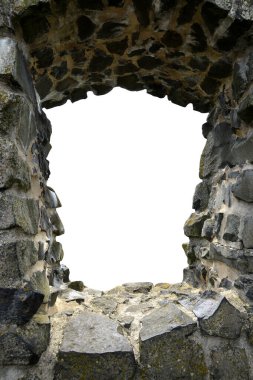 Ortaçağ taş penceresi beyaz arkaplanda izole.