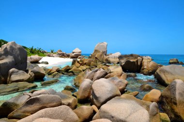 Hint Okyanusu, Seyşeller 'de La Digue Adası' nda büyük granit kayaları olan Anse Marron plajı. Güneşli gökyüzü olan tropik bir yer. Egzotik seyahat hedefi.