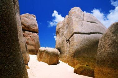 Coco Adası, Hint Okyanusu ve Seyşeller 'de büyük granit kayaları olan tropik bir sahil. Egzotik yerler.