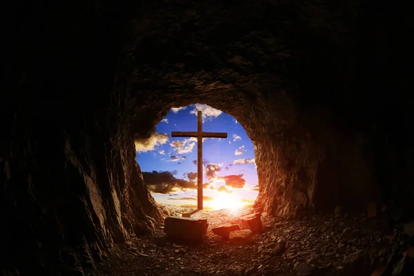 洞窟からの日没時の木製の十字架の眺め — ストック写真