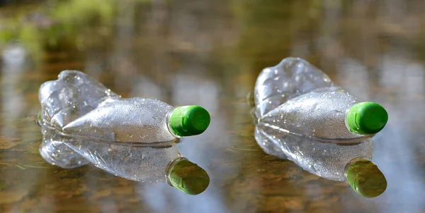 Plastic Flessen Drijven Plas Water Vervuilingsafval Het Bos Begrip Natuurbehoud — Stockfoto