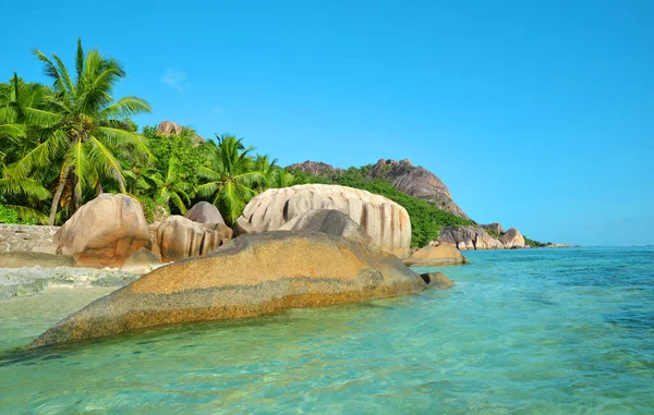 Beautiful Παραλία Anse Πηγή Argent Μεγάλες Πέτρες Γρανίτη Στην Ηλιόλουστη — Φωτογραφία Αρχείου