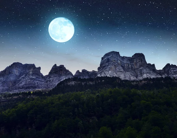 山水在夜空中与月亮相伴 西班牙阿拉贡Huesca Ordesa Monte Perdido国家公园 — 图库照片