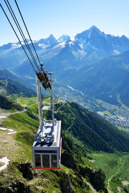 CHAMONIX, FRANCE - 18 Temmuz 2021: Chamonix şehrinden Le Brevent istasyonuna giden kablo araç.