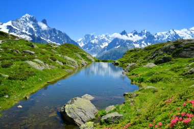 Dağ manzarası gölün yüzeyine yansıdı. Doğal Rezerv Aiguilles Rouges, Fransız Alpleri, Fransa, Avrupa.